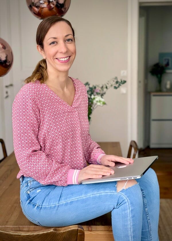 melina-tisch_hochkant_600 yoga websites, yoga websites blog checkliste, Lieblingstools, Tools für Yoga Websites, yoga websites, online marketing für yogalehrer, kostenlose erstberatung für yogalehrer, marketing beratung yogalehrer